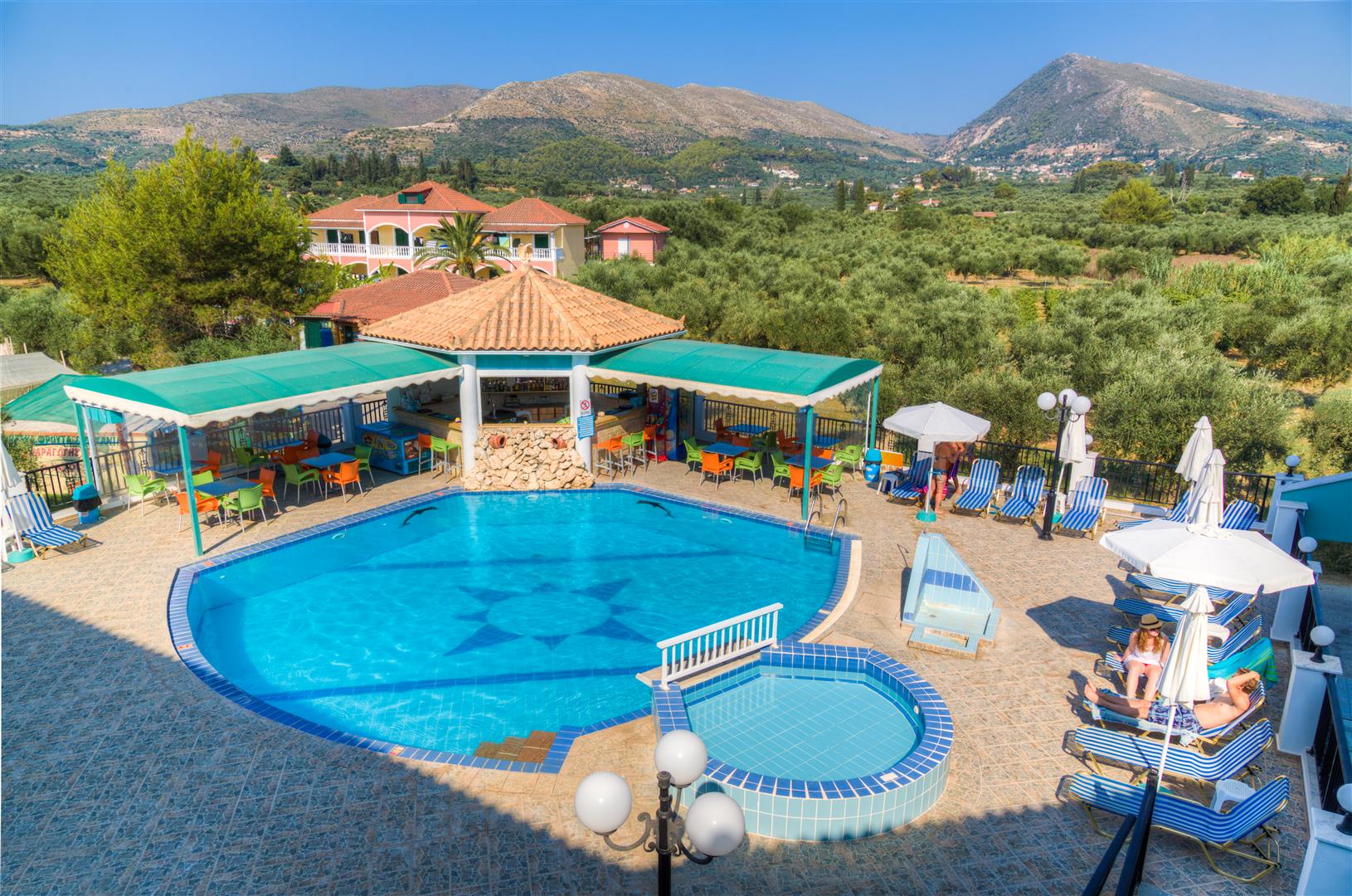BAR ANDPOOL VIEW 2